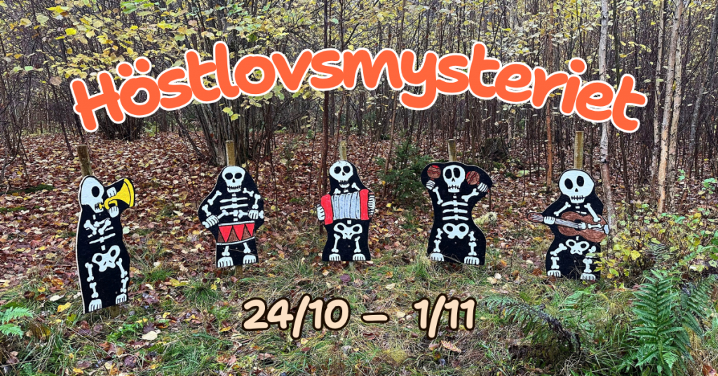 Fem skelettfigurer står uppradade i skogen ute på Björnö. Text Höstlovsmysteriet i röda bokstäver är i toppen av bilden.