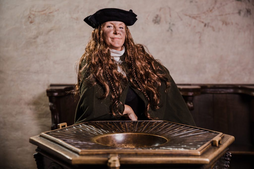Sjörövar-Sally vid Domkyrkans dopfunt