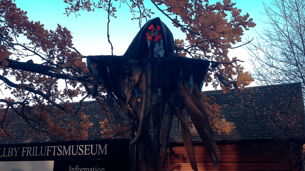 Halloweenpynt på ett höstigt Vallby Friluftsmuseum. Pressbild.