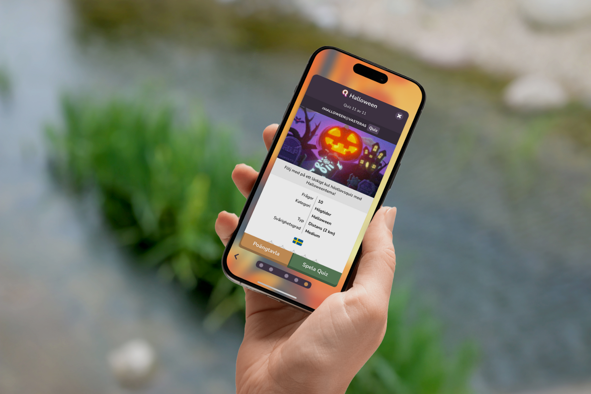 Hand som håller i mobil med Active quiz-appen