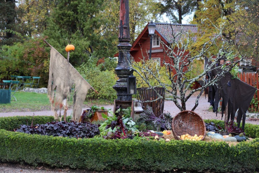 Halloweenpynt på ett höstigt Vallby Friluftsmuseum.