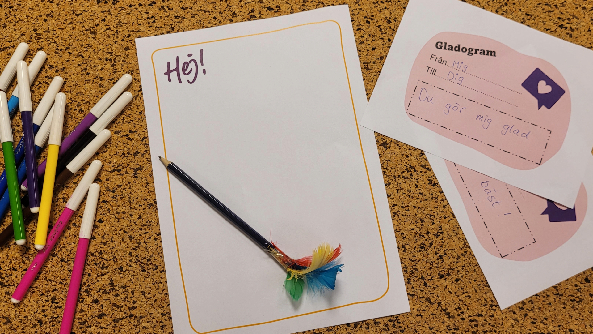 Papper och färgpennor som visar gladogram.