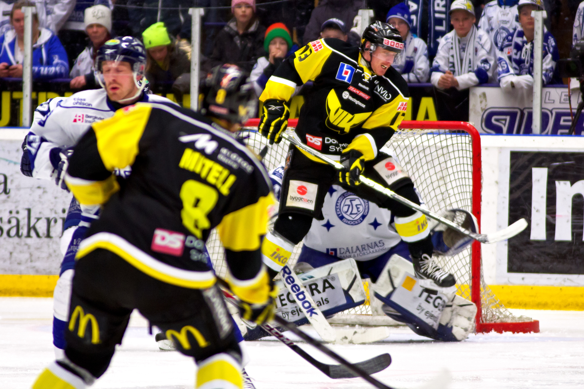 Spelare i VIK Hockey anfaller mot mål. Foto: Mostphotos