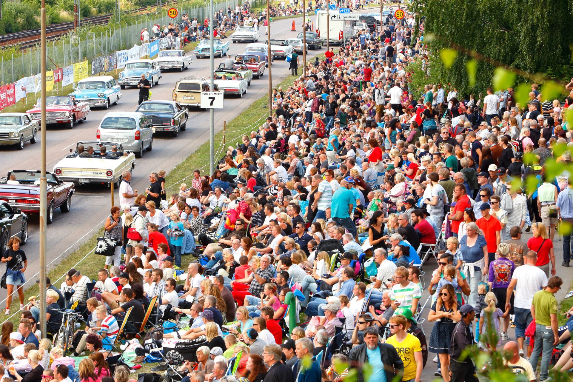 Stor publik som tittar på finbilscruising under Västerås Summer Meet. Foto: Mostphotos