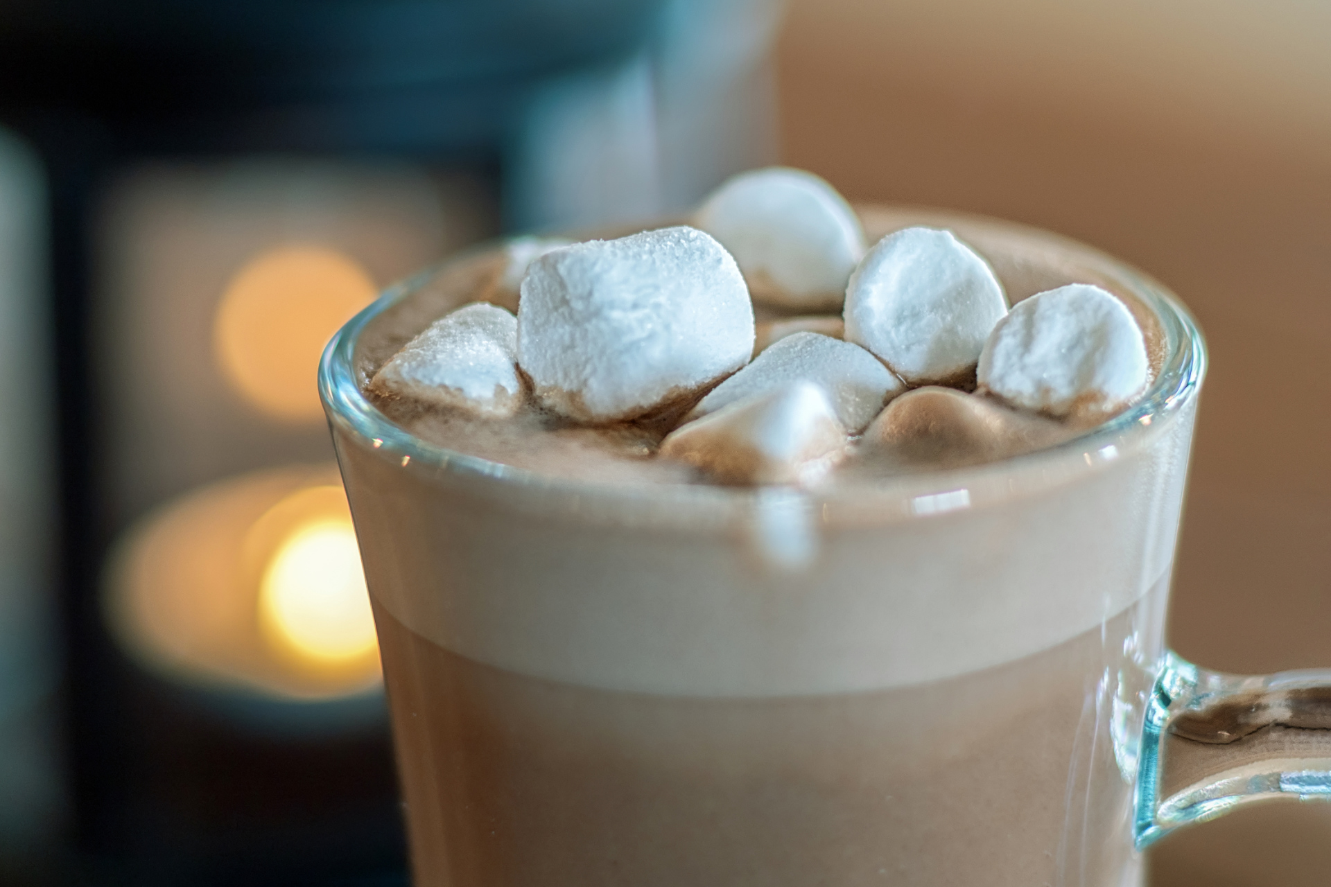 En mugg med varm choklad och små marshmallows. Foto: Mostphotos