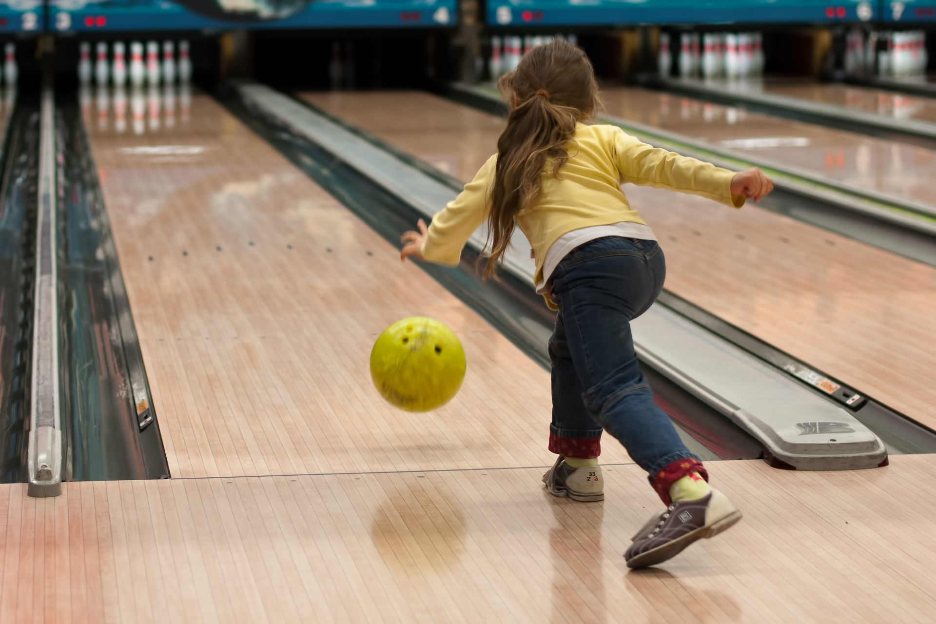 Barn som spelar bowling. Foto: Mostphotos