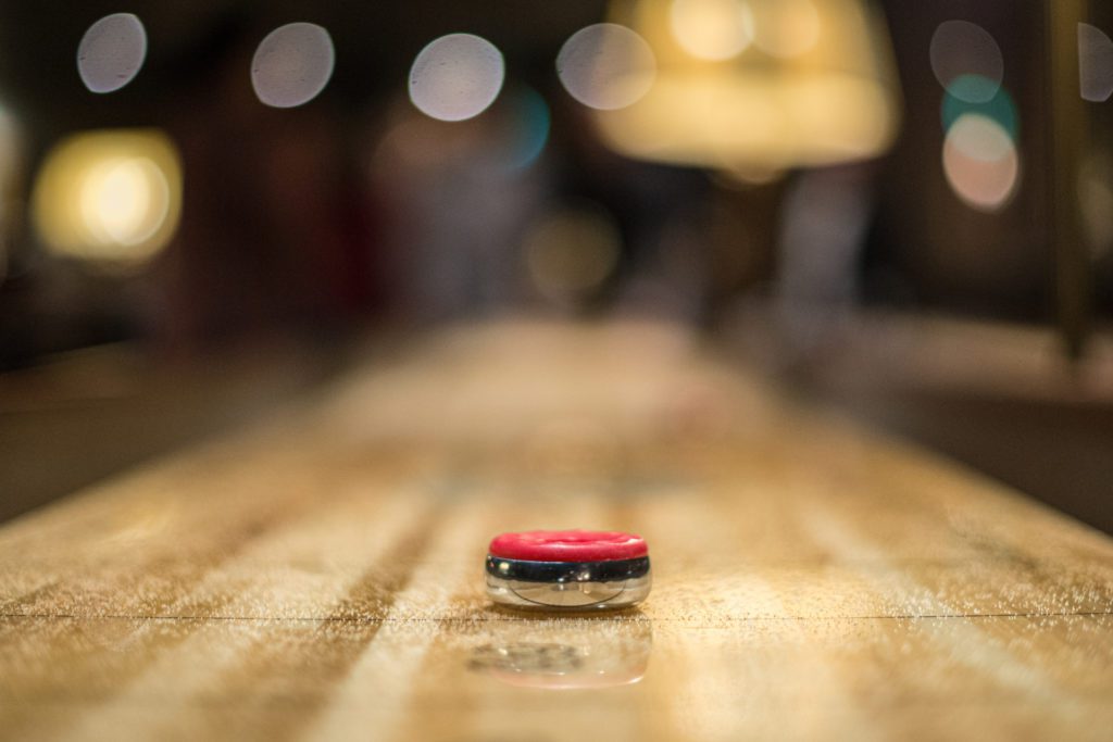 Shuffleboard-bana med en shuffleboard-sten. Foto: Mostphotos