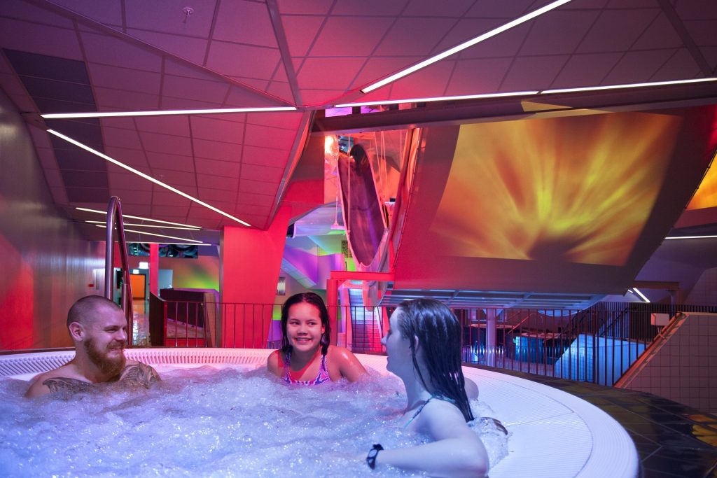 Tre personer värmer sig i en bubbelpool på Kokpunkten Actionbad