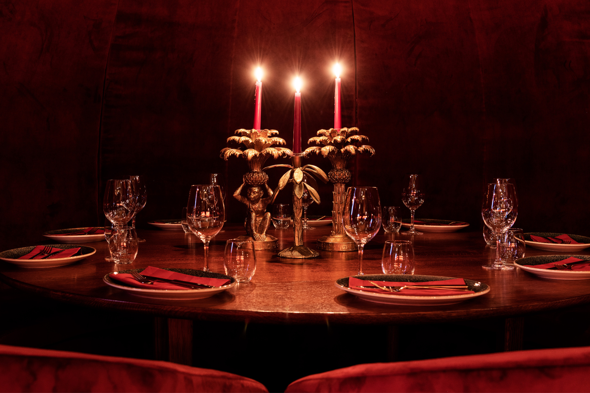 Ett dukat bord med röda sammetsmöbler och ljusstakar i guld. Foto: Pressbild Ett dukat bord med röda sammetsmöbler och ljusstakar i guld. Foto: Pressbild