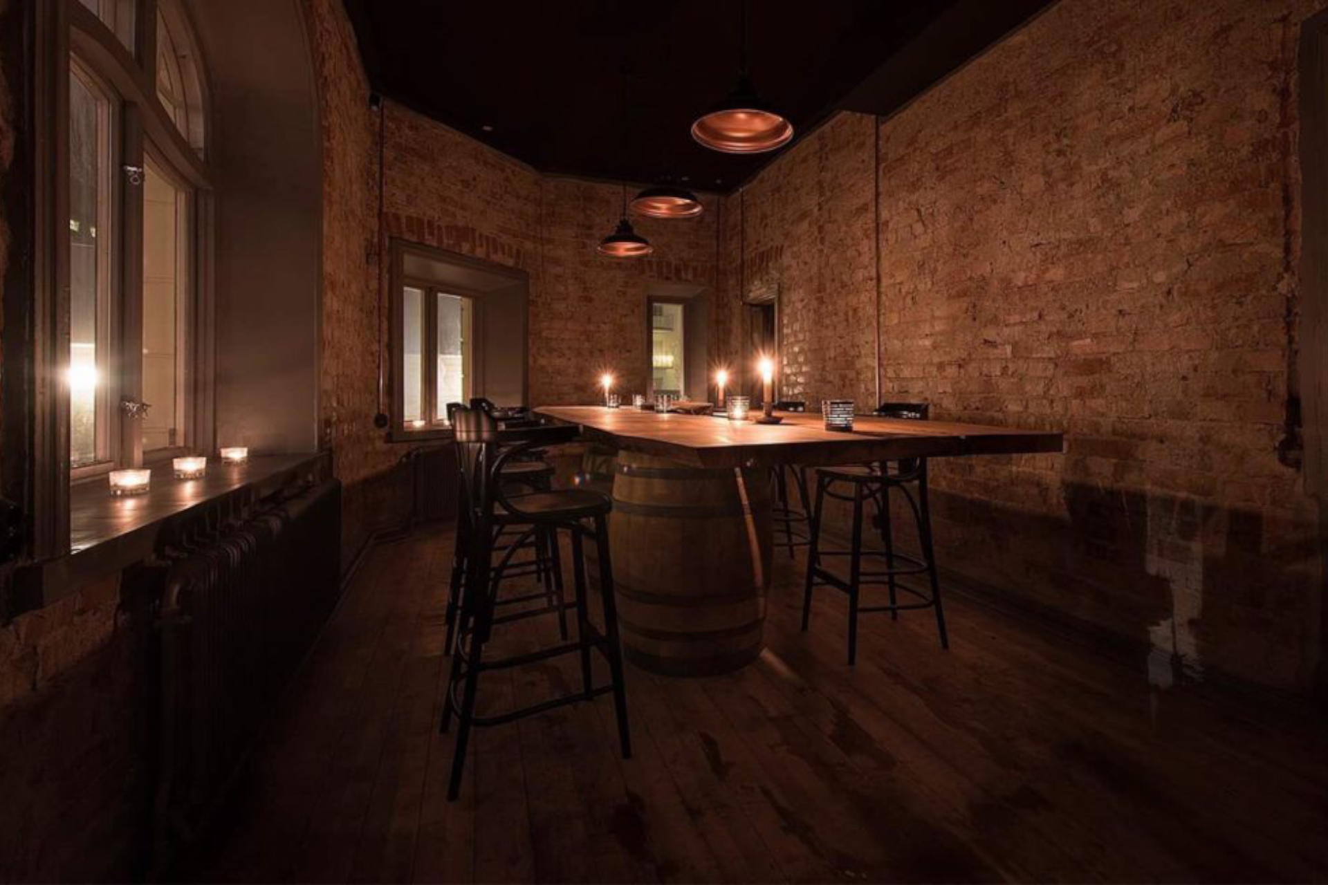 Tända ljus och stämningsfull belysning vid restaurangbord. Foto: Pressbild Tända ljus och stämningsfull belysning vid restaurangbord. Foto: Pressbild