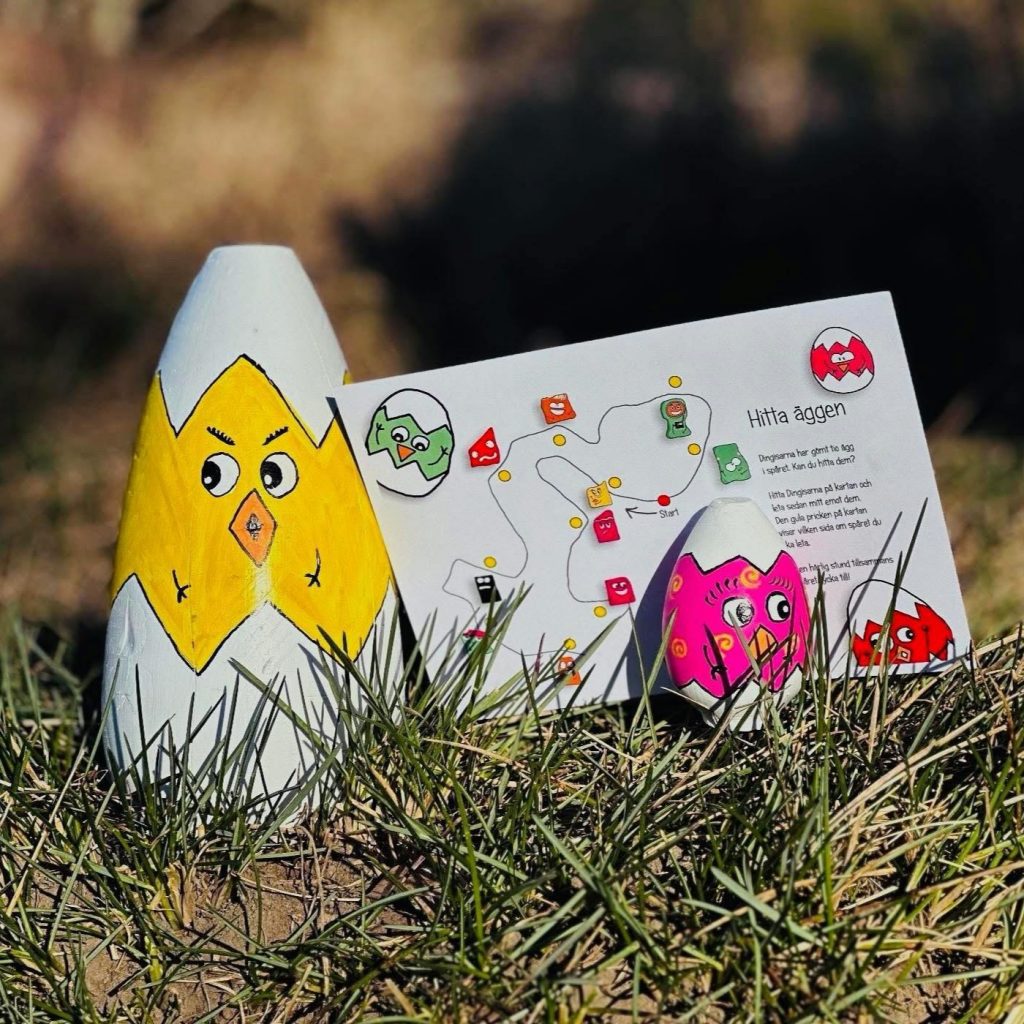 Stenar målade i påskmotiv