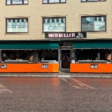 Grön och orange ingång till puben Bierkeller