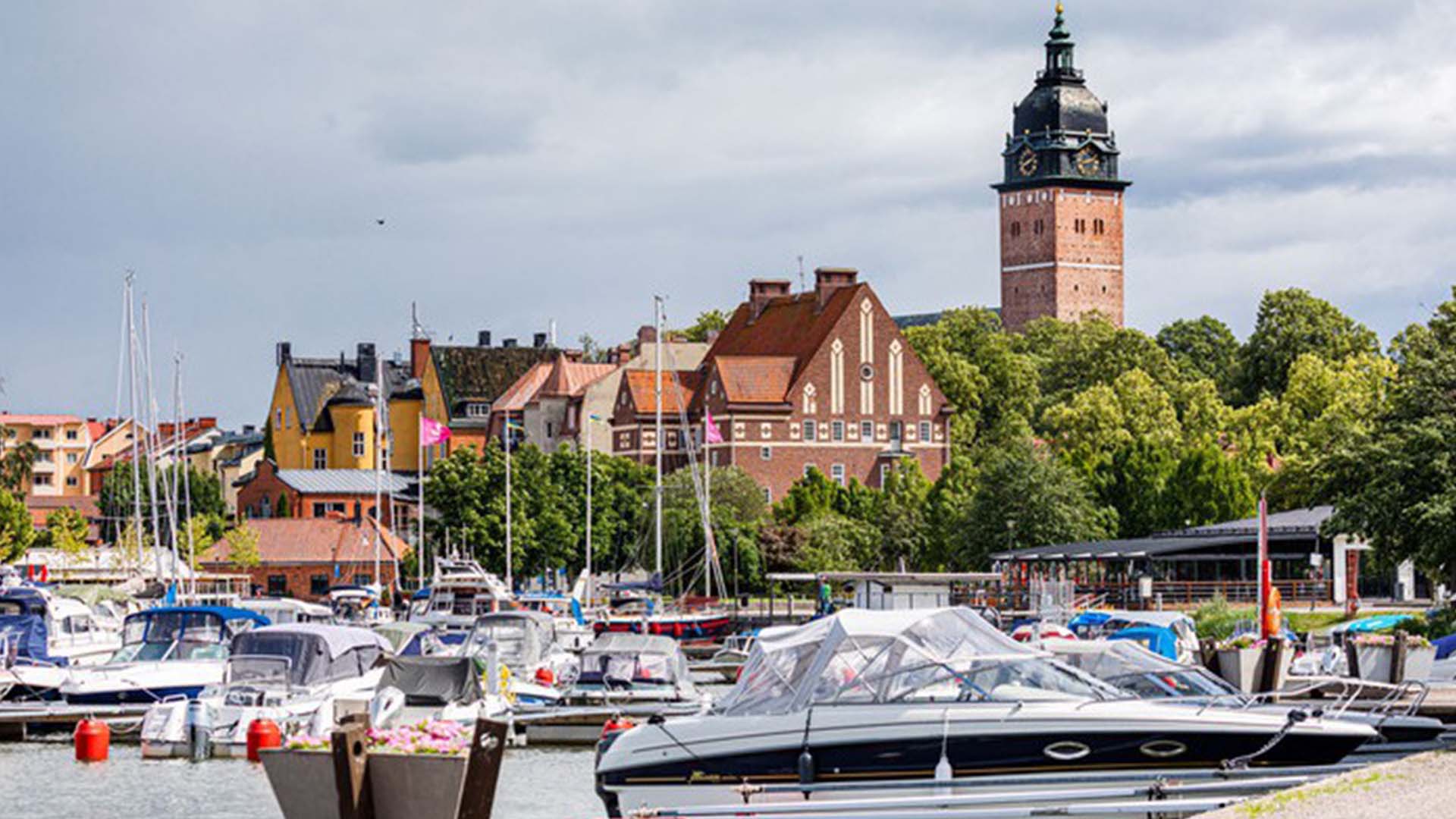 Vy över gästhamnen med byggnader och Strägnäs kyrktorn i bakgrunden. Foto YAH.