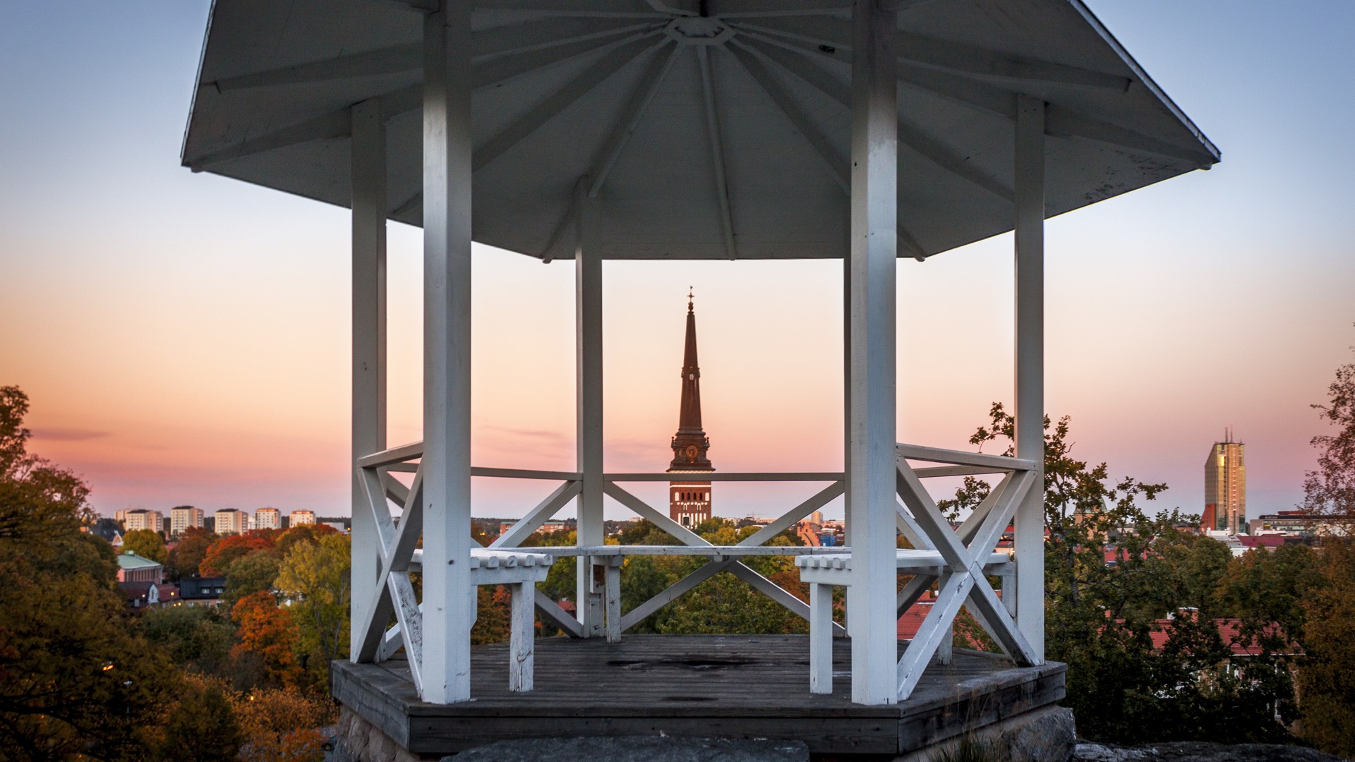 Utsiktsplats med utsikt över Västerås domkyrka i bakgrunden. Utsiktsplats med utsikt över Västerås domkyrka i bakgrunden.