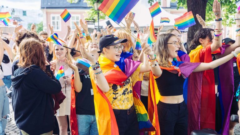 Ungdomar firar Pride på torget. Foto Avigphoto