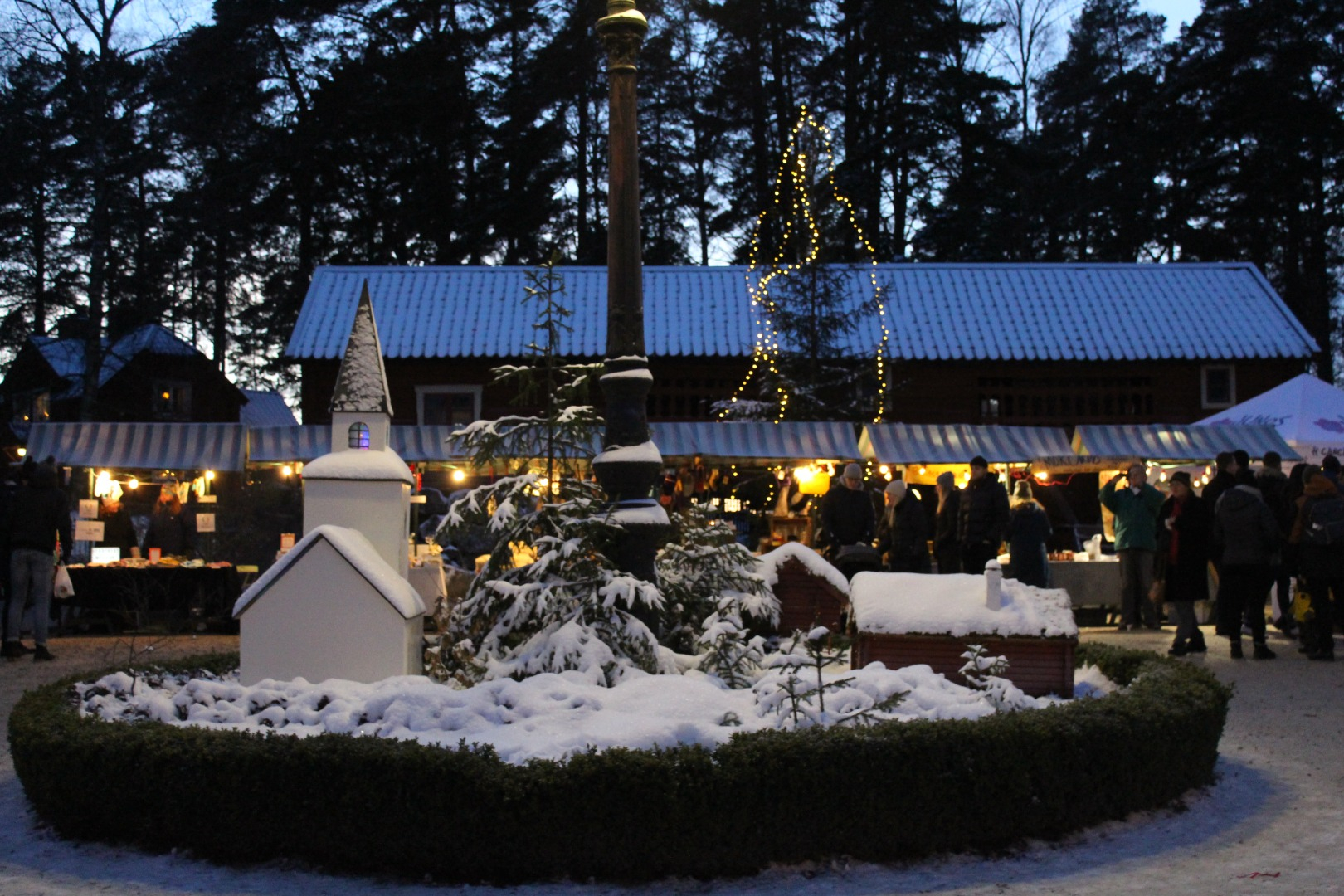 Vy över julmarknaden på Vallby Friluftsmuseum. Fotograf: Pressbild