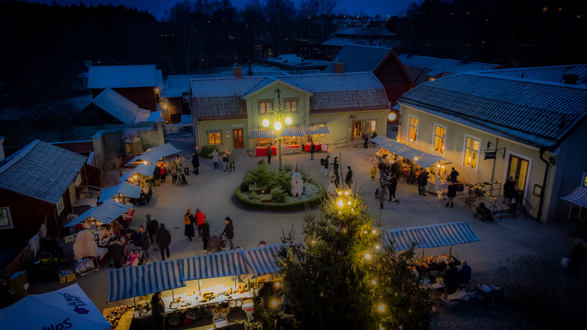 Julmarknad på Vallby Friluftsmuseum från ovan. Fotograf: Bo Lundvang