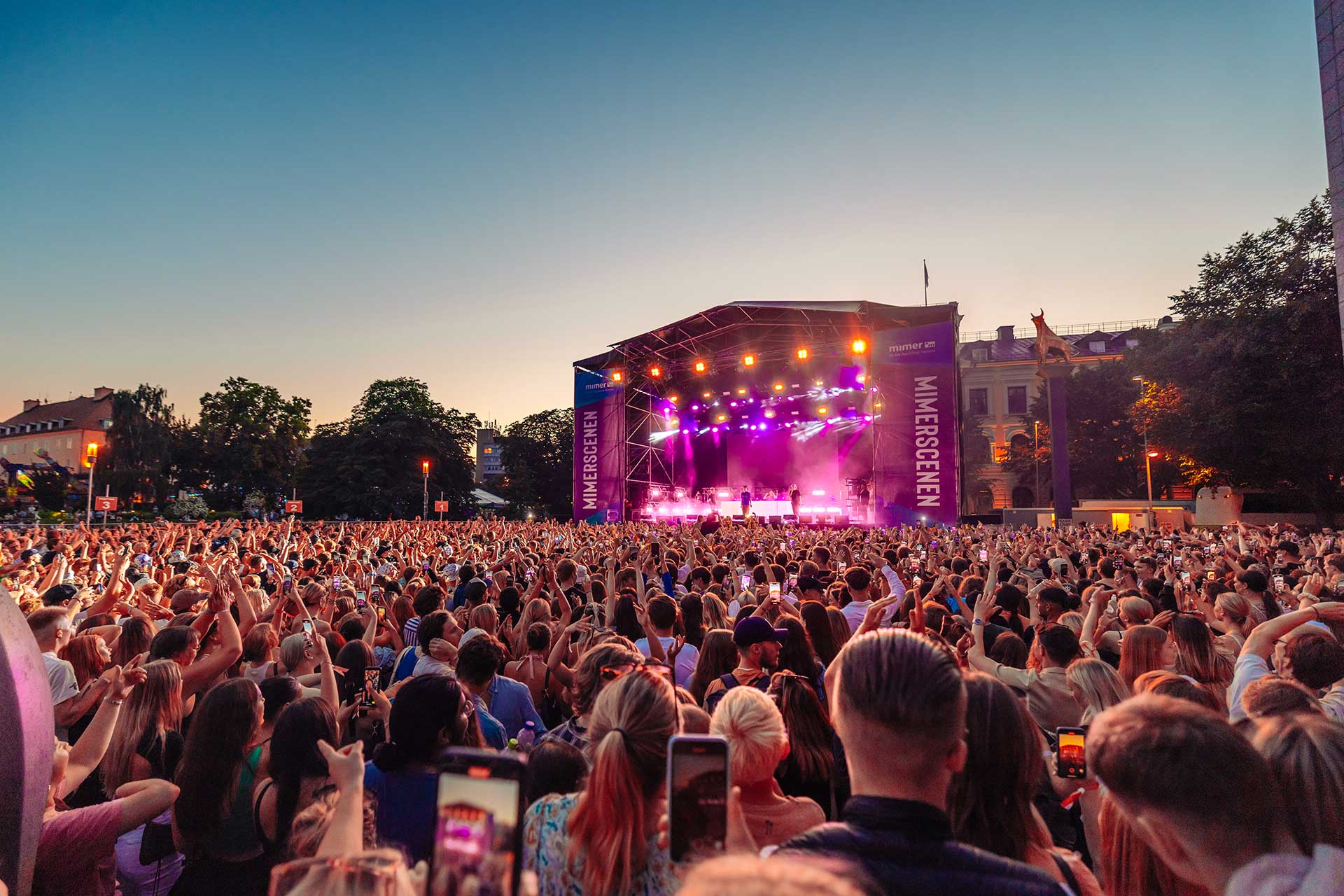 Stor publik framför Mimerscenen på Fiskartorget under Västerås Cityfestival.