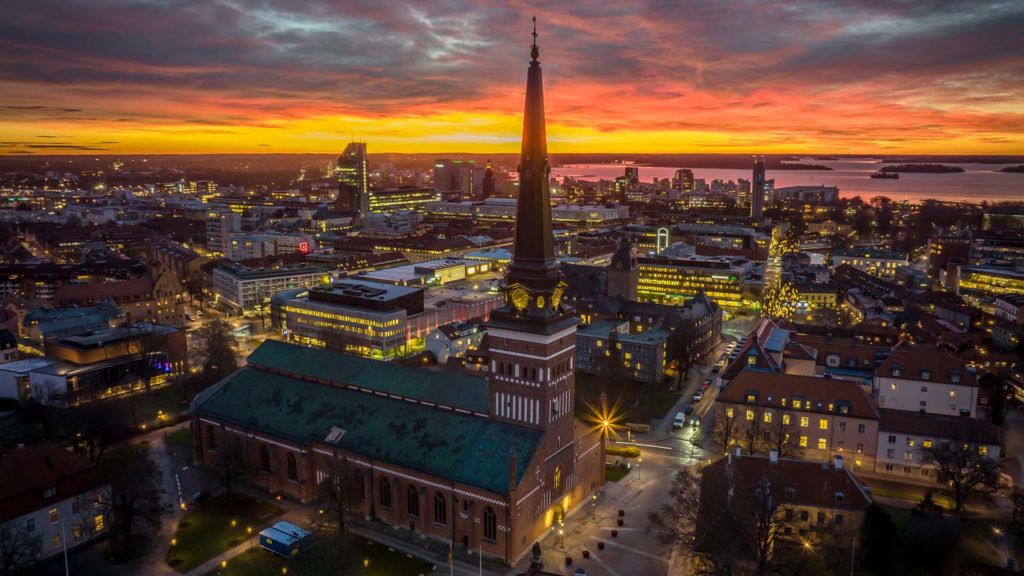 Drönarvy i solnedgång över Västerås med domkyrkan i förgrunden. Foto: Bo Lundvang.