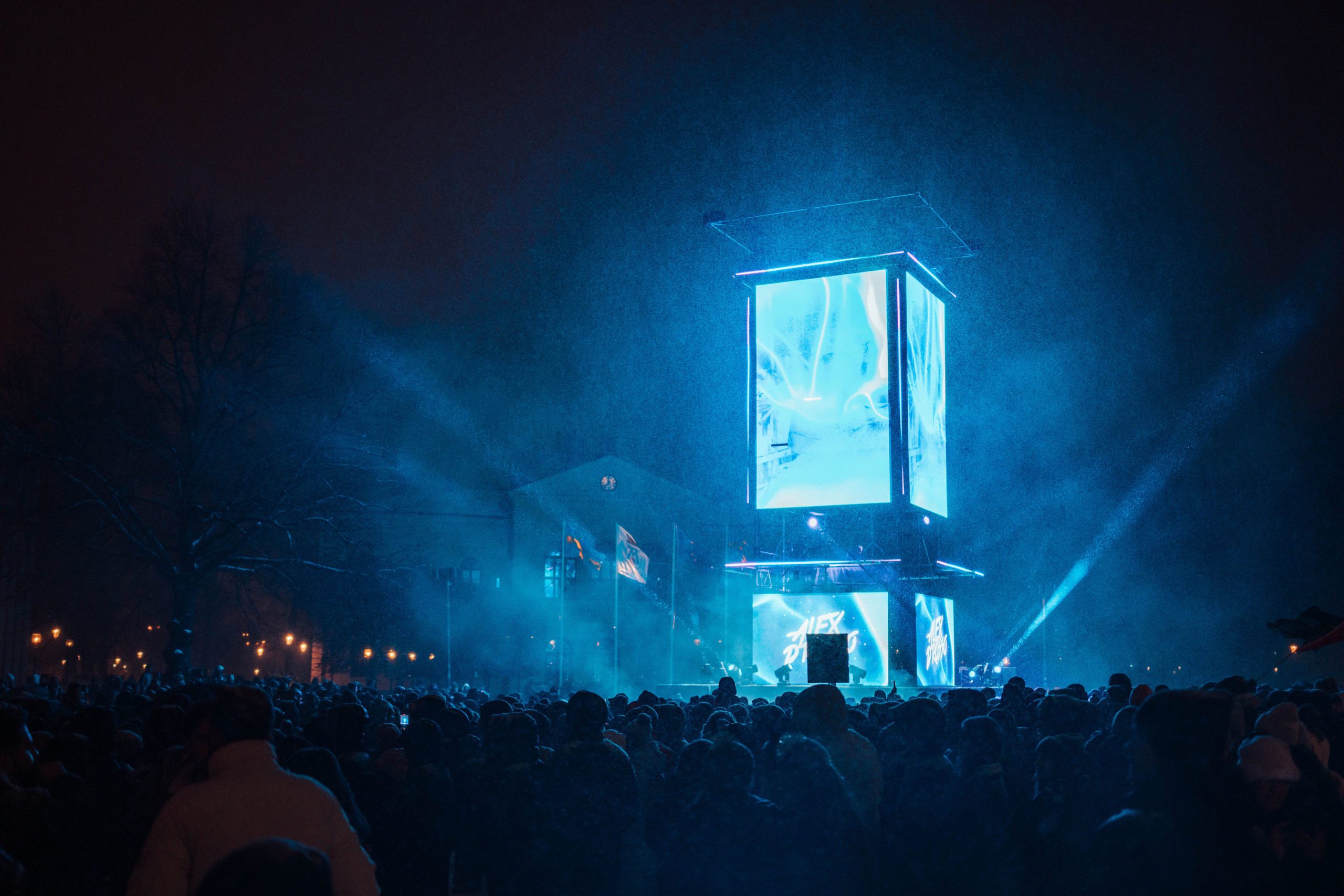 LED-pelare med blått sken från Västerås nyårsfirande 2024.