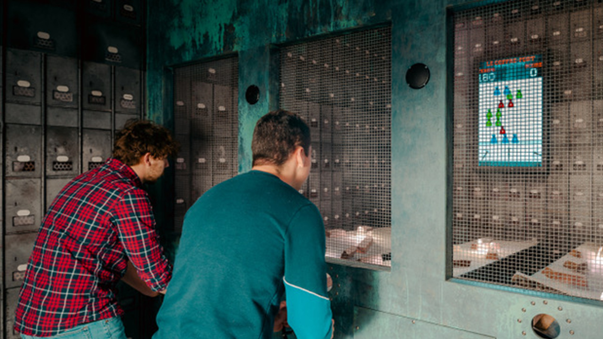 Två killar försöker klura ut ett uppdrag i en cell på Prison Island. Pressbild