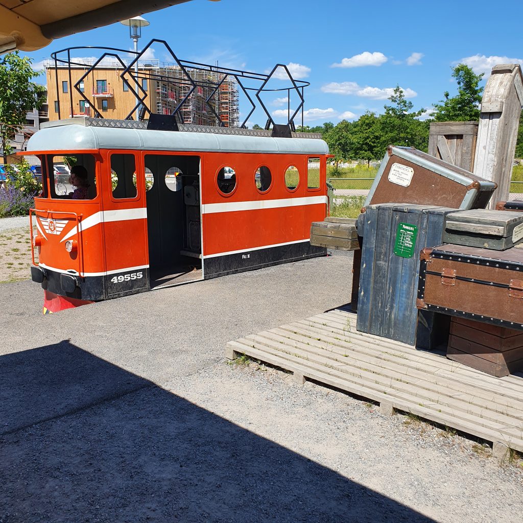 En spårvagn på Poesiparkens lekplats.