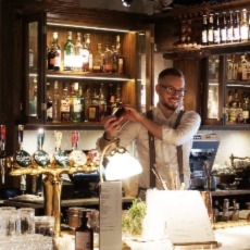 Man står i baren och skapar en drink. Fotograf: Pressbild Steam Hotel
