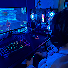 Kille som sitter i mörker och spelar Esport på dator. Pressbild
