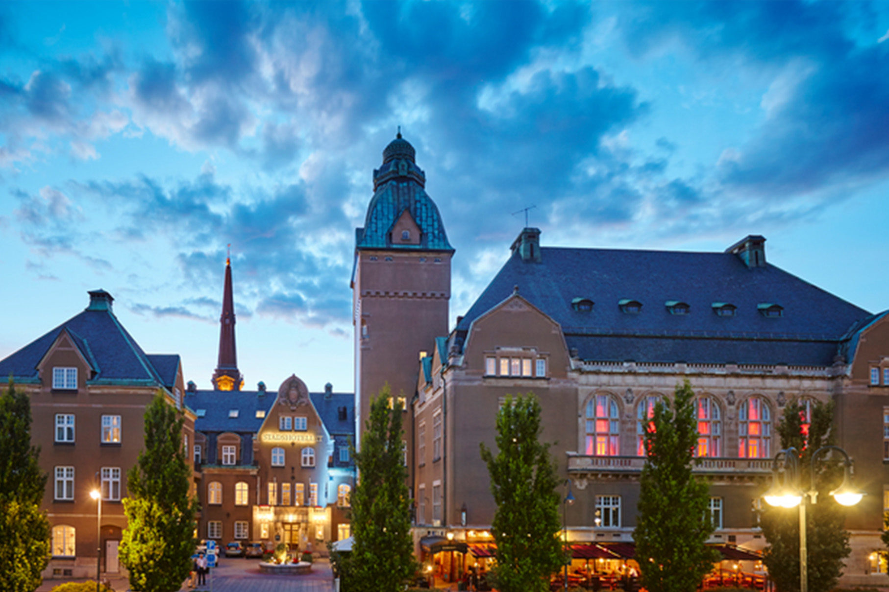 Exteriör på Elite stadshotellet Västerås i skymningsljus.