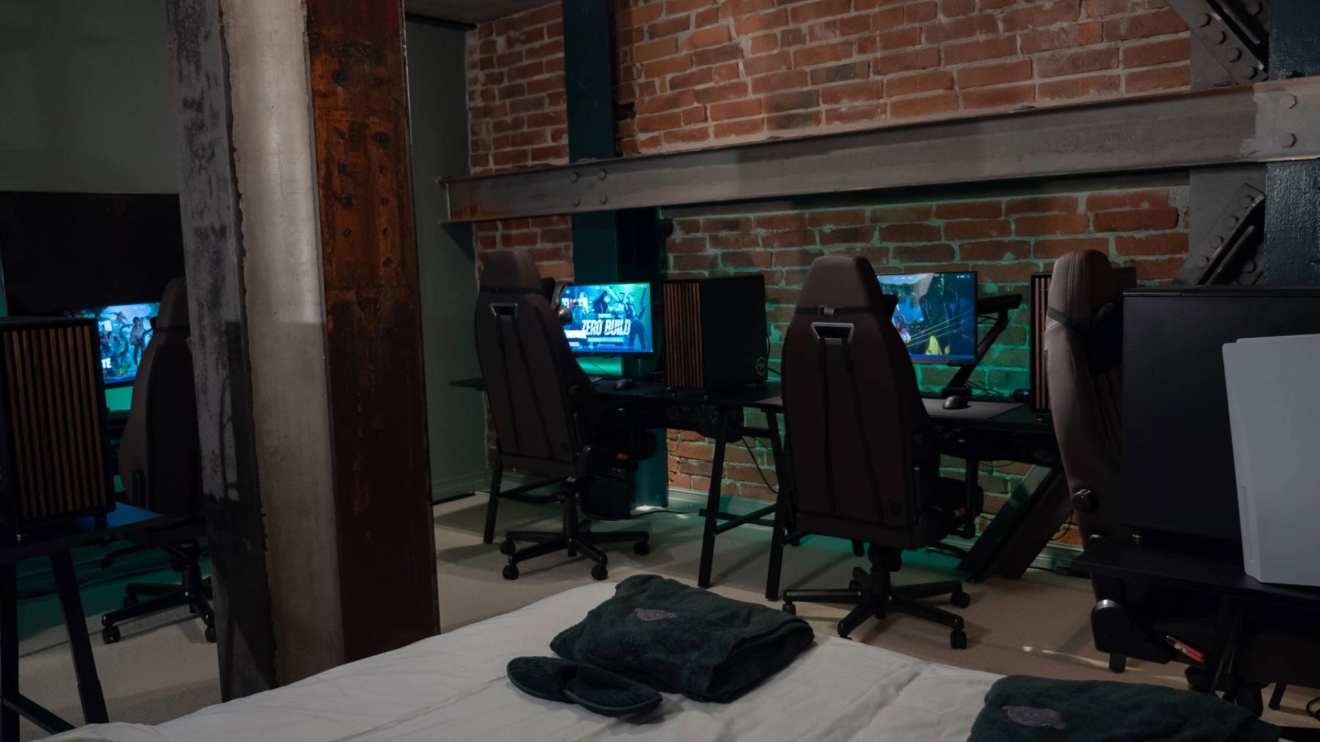 Ett rum med gamingstolar. Foto: Pressbild Steam hotel