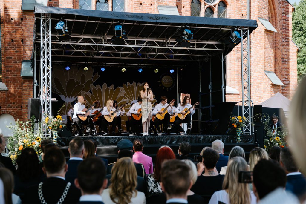 Flicka sjunger på scen under Invigningen av Rudbeckianska 400 år. Foto: Henrik Mill