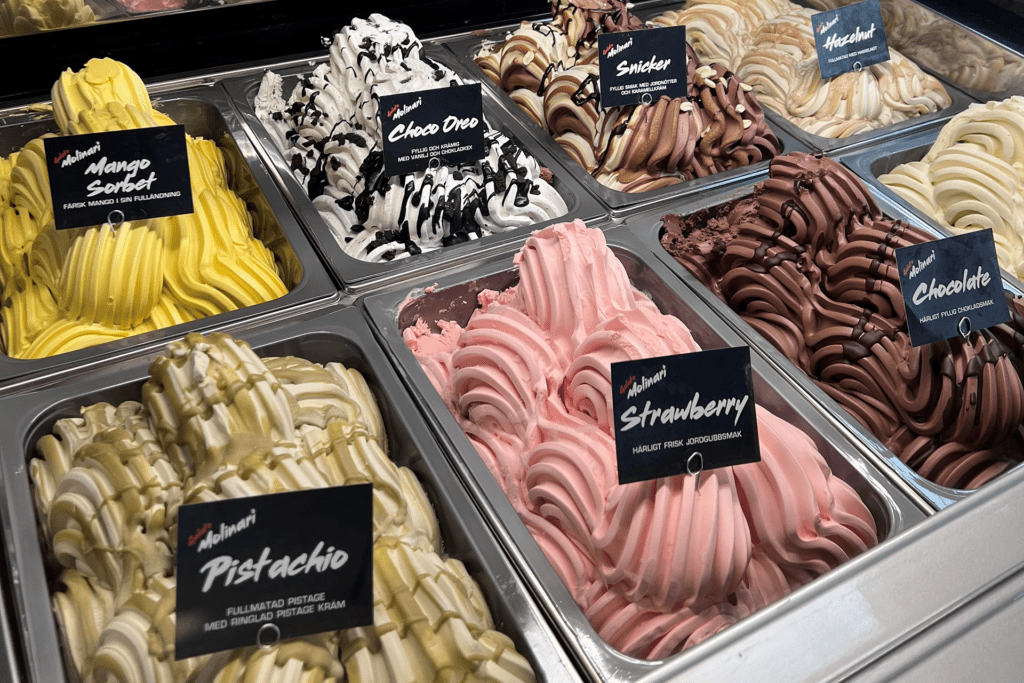 Gelato i olika smaker på Mäster Jacobs Café