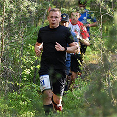Löpare springer i skogen i stigspåret hos Vedbobacken.
