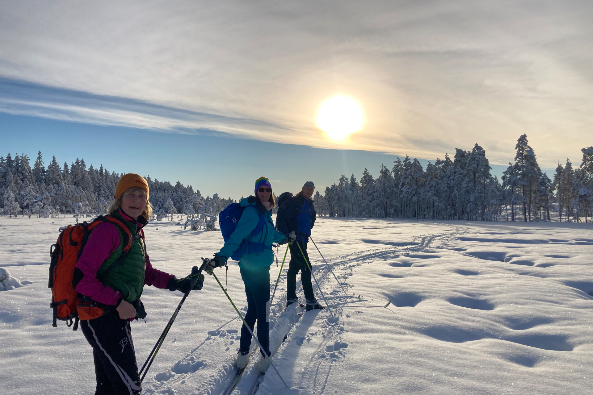 3 skidåkare i ett soligt vinterlandskap. Fotograf: Nordic Discovery