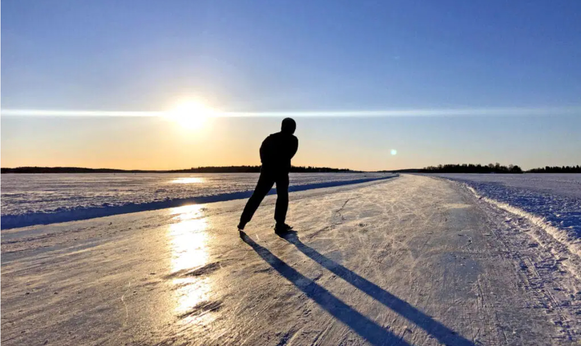 En person åker en solig dag ute på isen på mälaren. Pressbild Aktivt uteliv