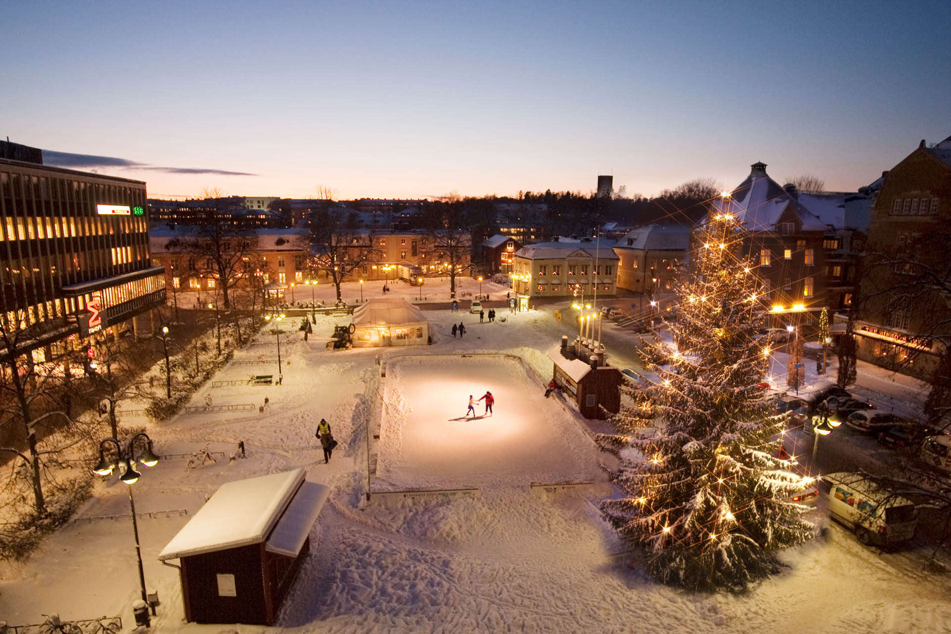 En isabana i vinterskrud på Stora torget i Västerås