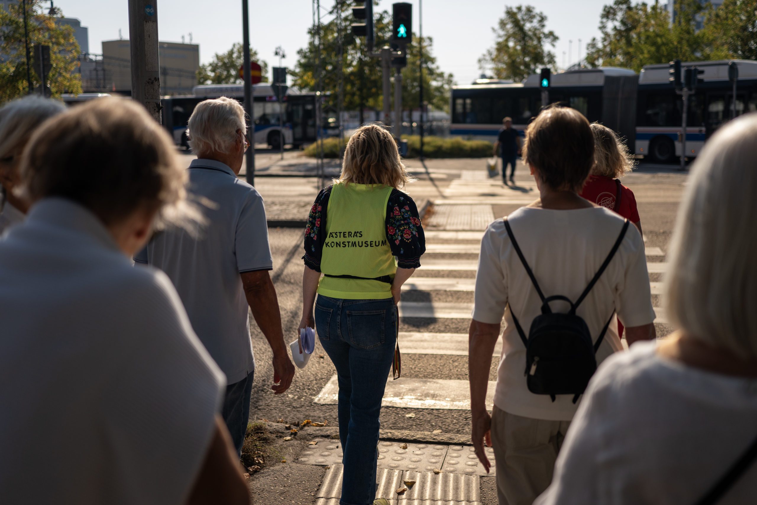 Konstpromenad där människors ryggar syns