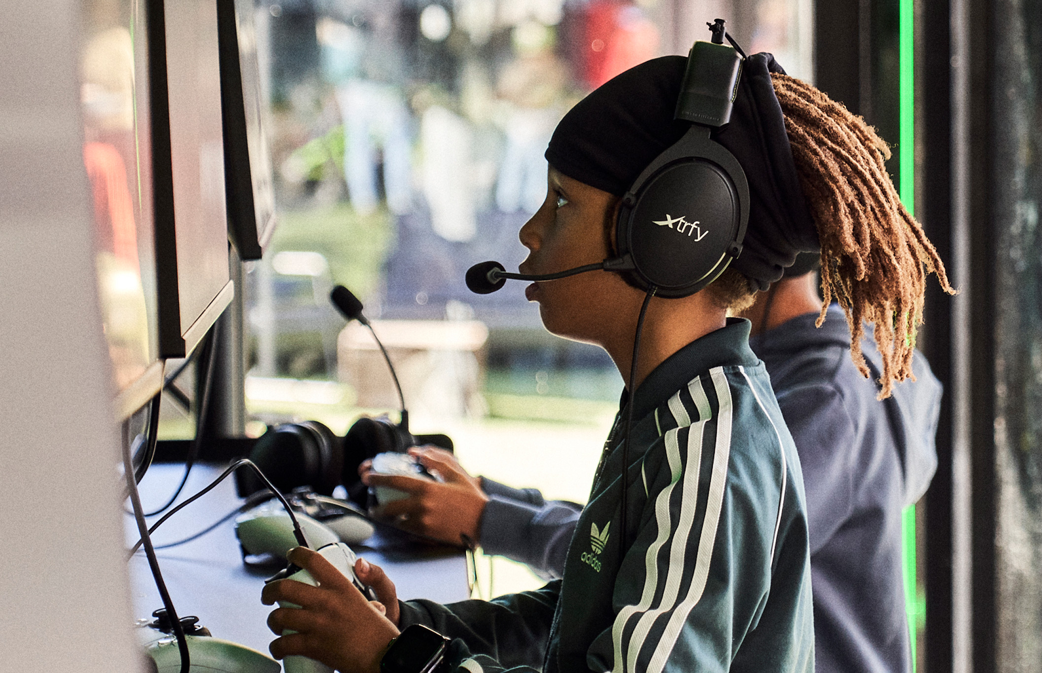 En ung pojke med stora hörlurar spelar konsolspel på FUZED Summer games, ingår i Back to school. En ung pojke med stora hörlurar spelar konsolspel på FUZED Summer games, ingår i Back to school.