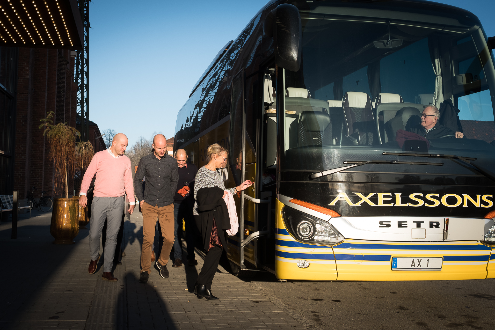 tre personer som kliver på en av axelssons bussar