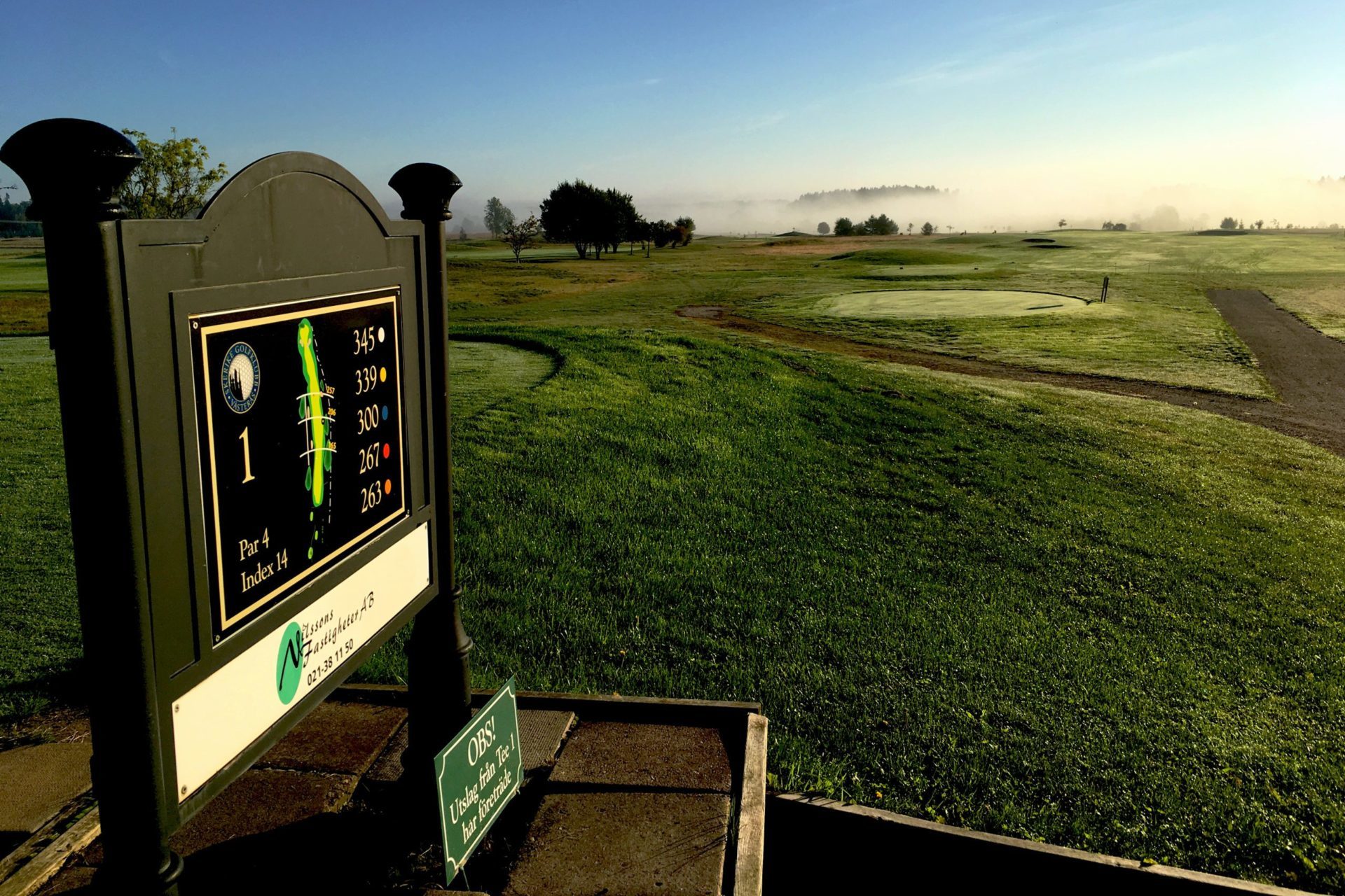 Skylt med bild över hålet på en golfbana
