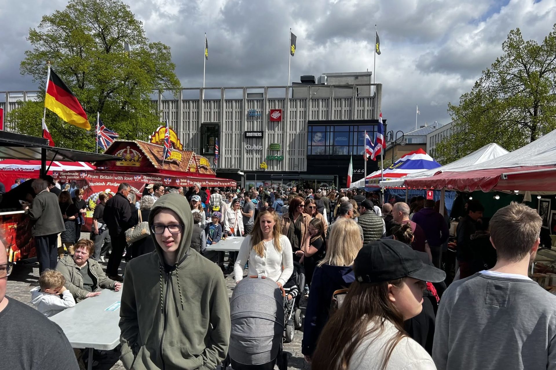 Folksamling bland tält på en matmarknad