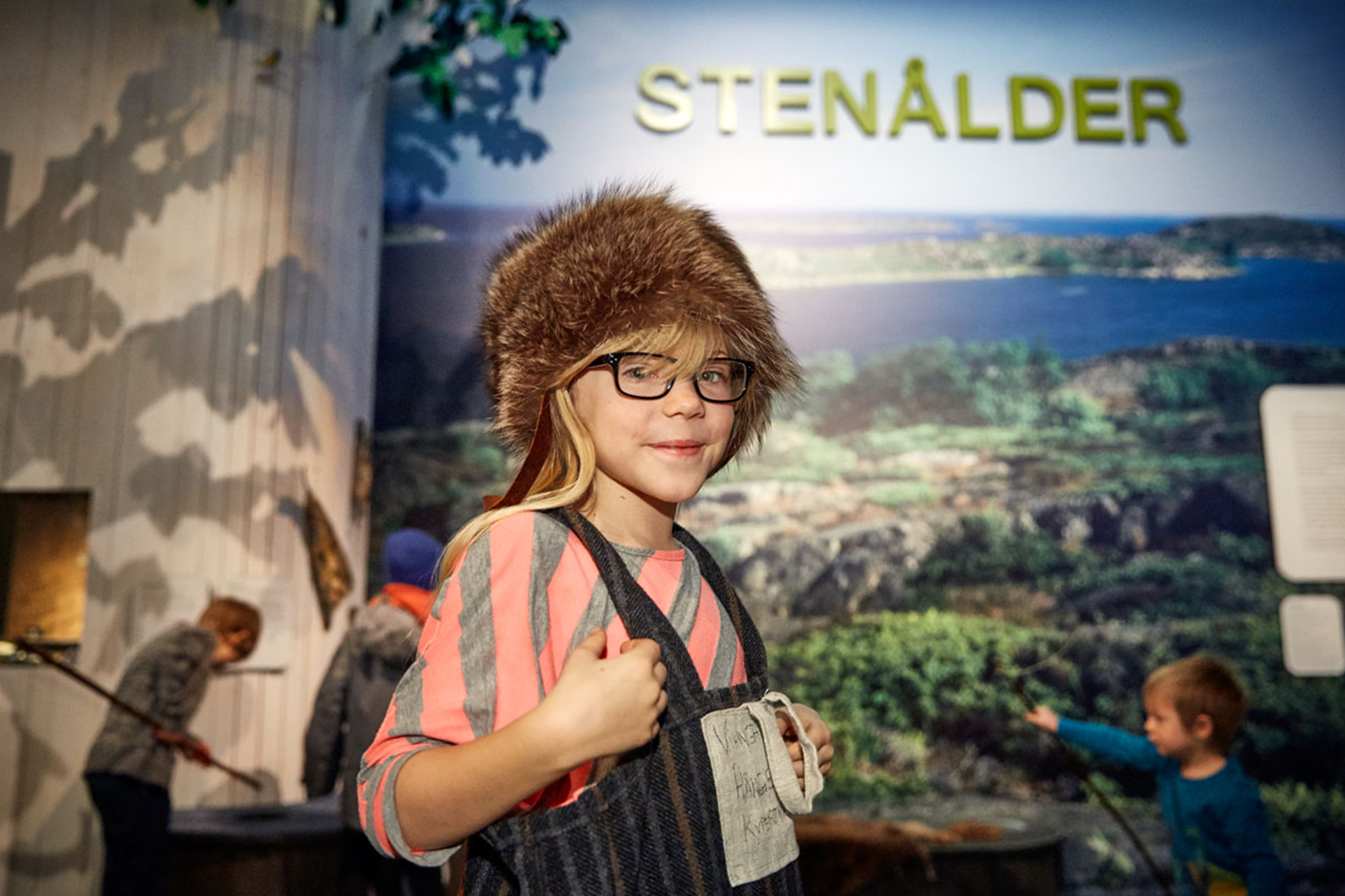 Flicka utklädd i museimiljö från stenåldern. Flicka utklädd i museimiljö från stenåldern.