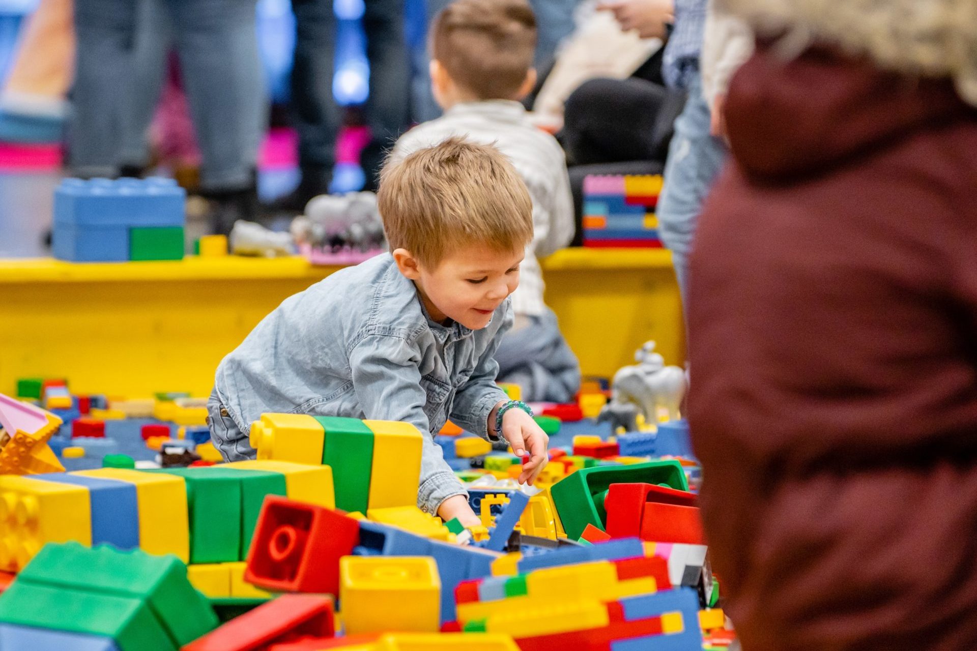 Barn som leker med lego