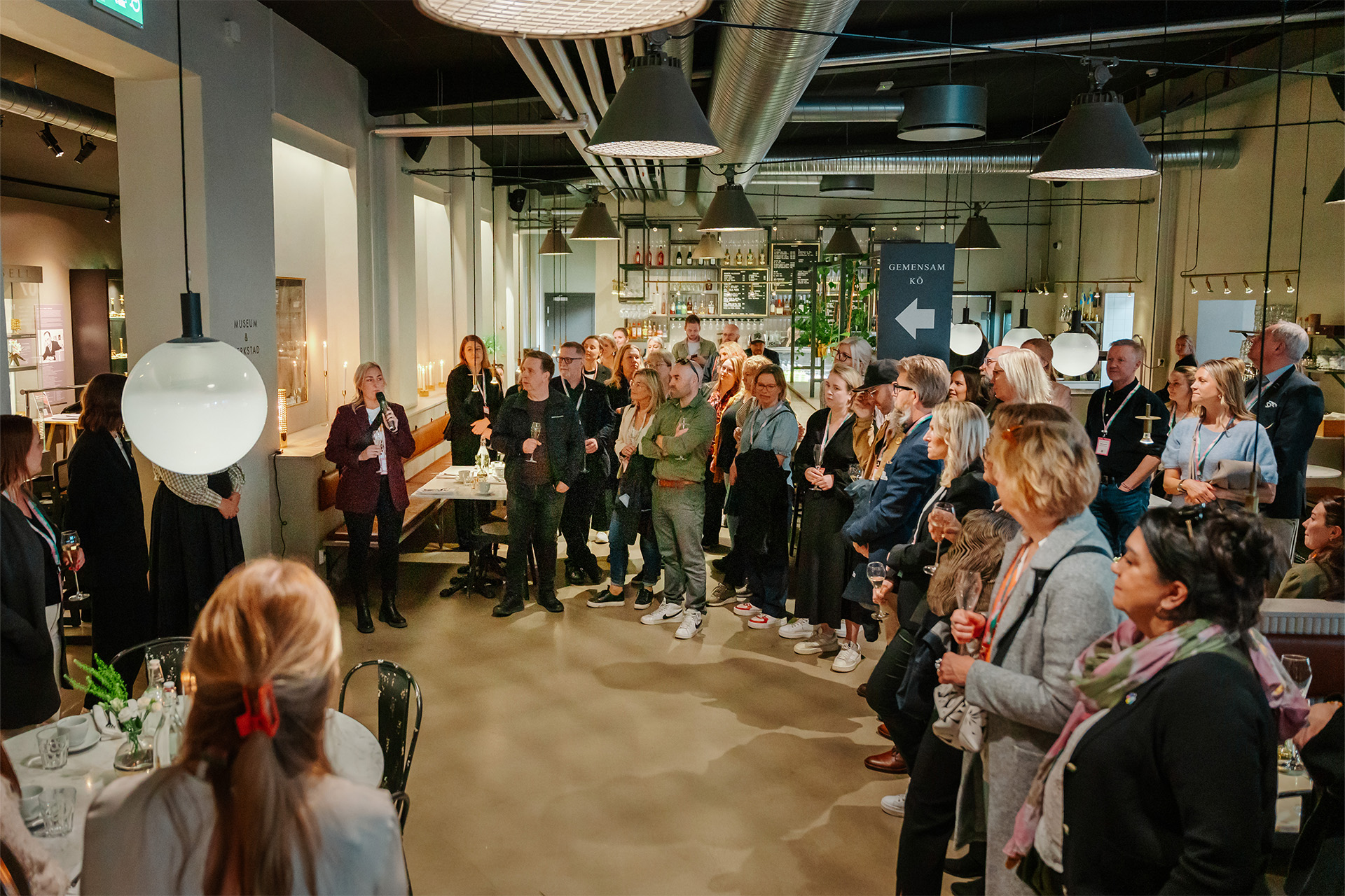 Grupp med männsikor hälsas välkomna till Skultuna Messingsbruk. Grupp med männsikor hälsas välkomna till Skultuna Messingsbruk.