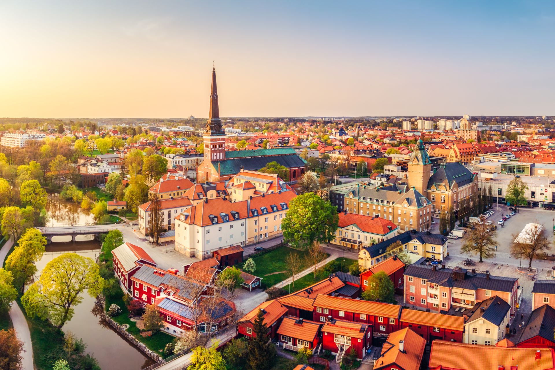 Drönarvy över Västerås domkyrka i kvällsljus.