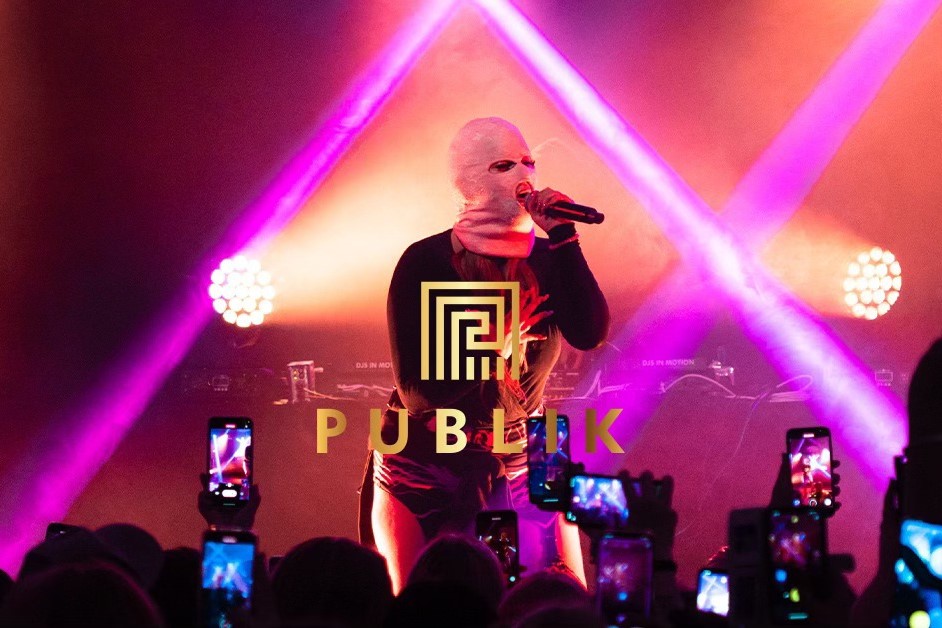 Fröken Snusk uppträder på scen på Publik.