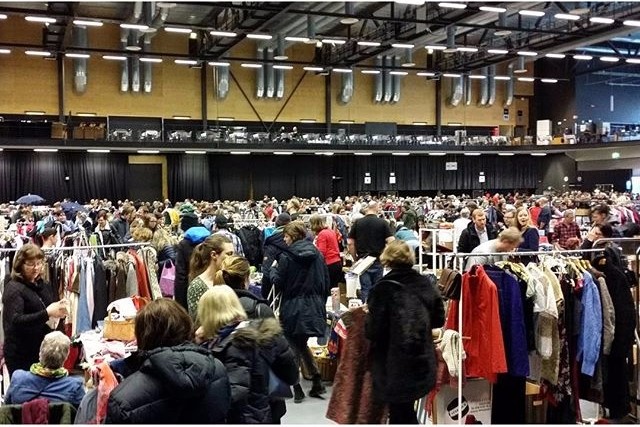 Människor på loppis.