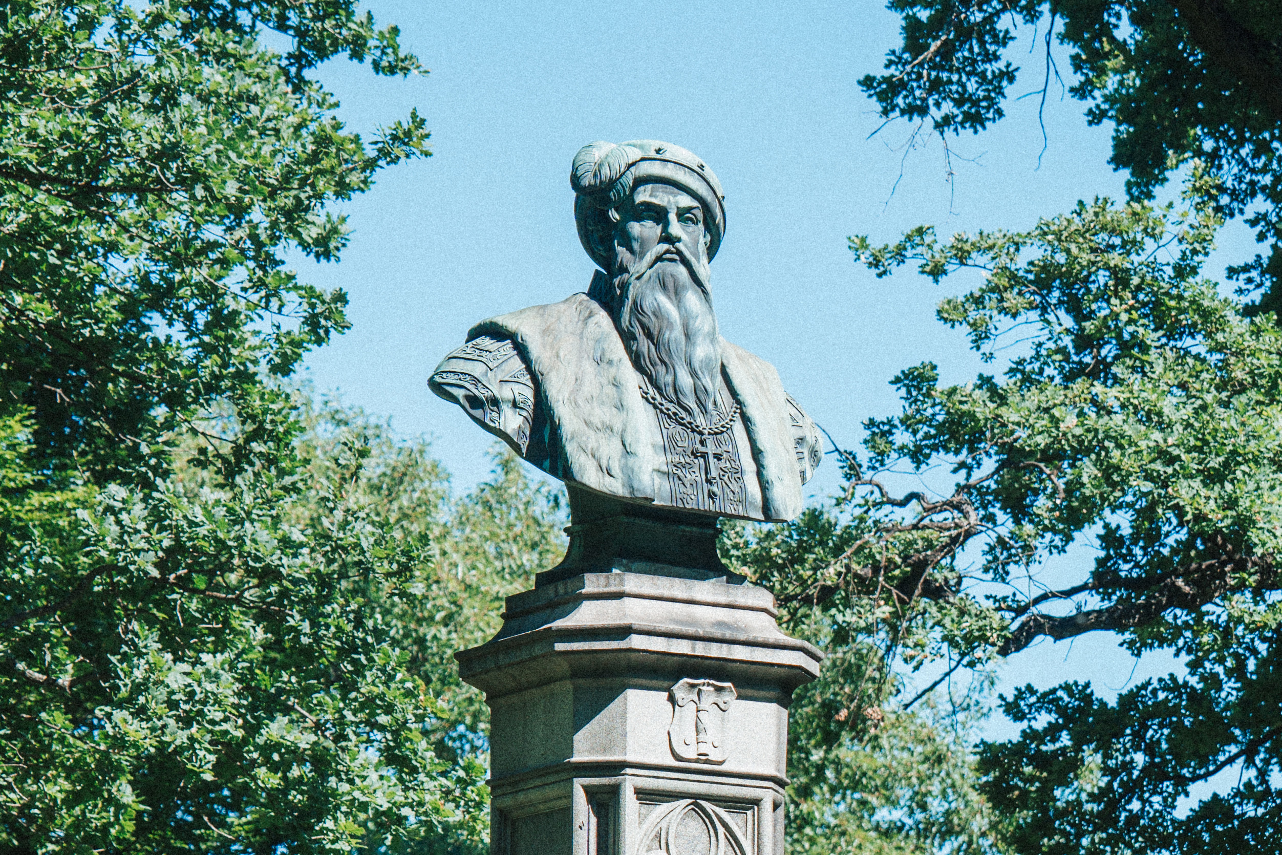 Konstverk i form av en byst av Gustav Vasa i Vasaparken.