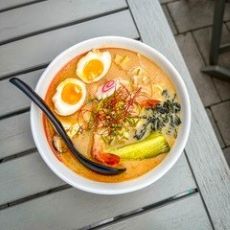 En tallrik med ramen från Aki Sushi.