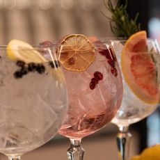 Drinkar på Bar Lokal.